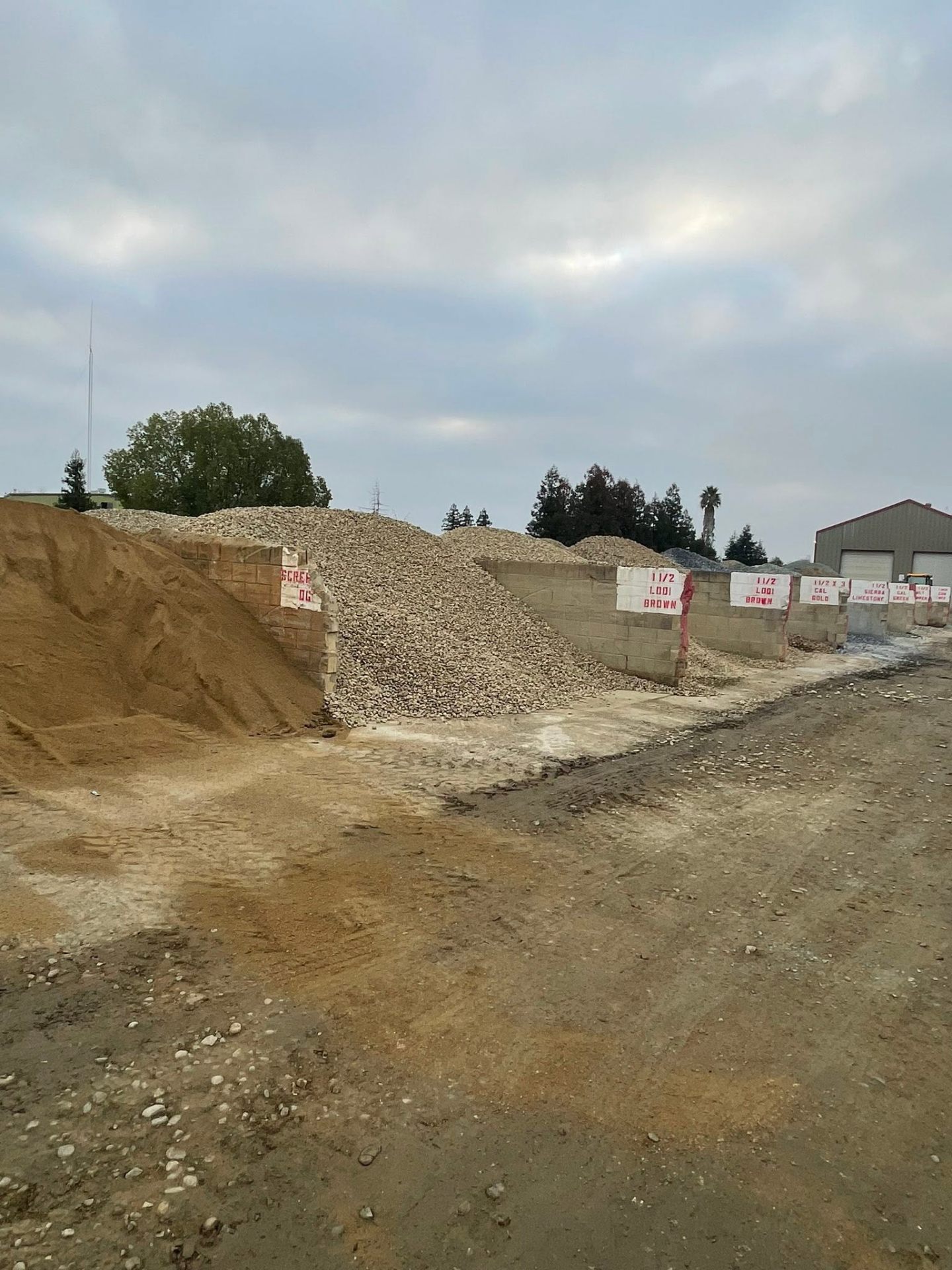 Sorted gravel and Lodi brown rock bays